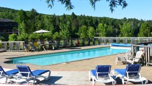 Piscina de la sau aproape de Condos overlooking Lac Superieur & mountain views