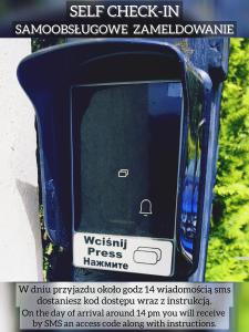 un teléfono móvil que está sentado en un soporte en Pokoje Gościnne Biały Słoń, en Rumia