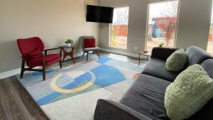 卡纳布Timber & Tin F 2Bed 2Bath w Pool & Rooftop Deck的客厅里有沙发、椅子和电视