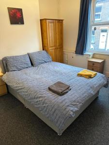 Giường trong phòng chung tại Luton Town House Near AIRPORT