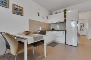 Kuchyň nebo kuchyňský kout v ubytování Apartmani Vanda