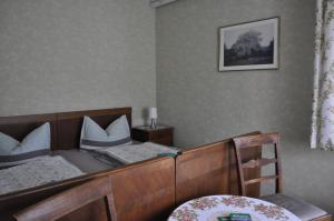 a bedroom with two twin beds and a chair at Historische Ferienwohnung in Spremberg