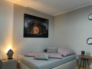 Habitación con cama y una foto en la pared. en Gemütliche Wohnung idyllische Lage Nähe Frankfurt en Alzenau in Unterfranken