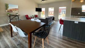 Timber & Tin F 2Bed 2Bath w Pool & Rooftop Deck的休息区