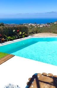 una piscina con vista sull'oceano di Villa Ocean Breeze a Firgas