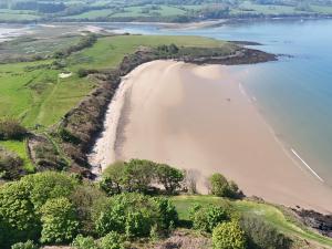eine Luftansicht auf die Küste eines Strandes in der Unterkunft Estuary Cottage in Penrhos-Lligwy + 7 Fotos