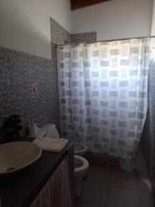 Ένα μπάνιο στο Casa con jardín - Alquiler temporal en Monte +12 φωτογραφίες