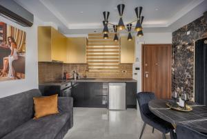cocina y sala de estar con sofá y mesa en Royal Gold City Suites by Estia, en Heraclión
