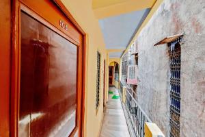 瓜廖尔Hotel O Plaza Lodge的大楼的走廊,一侧有门