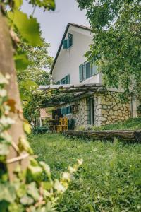 een huis met een tuin met een gebouw bij HillSide Gasthaus 2 a Szent György-hegy lankáin in Tapolca