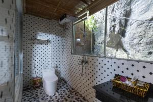 ニンビンにあるTam Coc Charming 2のトイレ付きのバスルーム、窓に猿が1匹