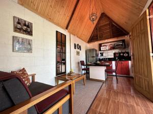 uma sala de estar com um sofá e uma cozinha em Divina Cabana - Lago Corumbá IV - Alexânia em Alexânia
