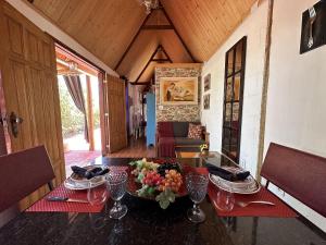 a dining room with a table with flowers on it at Divina Cabana - Lago Corumbá IV - Alexânia (GO) in Alexânia +41 photos