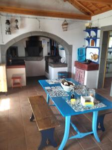 cocina con mesa azul en una habitación en Casa da Lapa, en Angra do Heroísmo