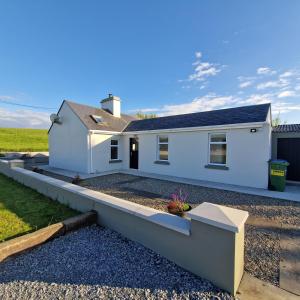 Gallery image of Coastal Charm Cottage in Knockfin Cross Roads