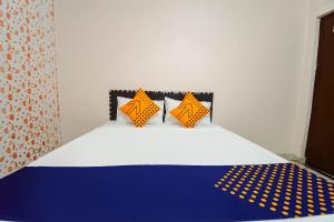 Una cama o camas en una habitación de SPOT ON 66974 Hotel Shri Gurukripa