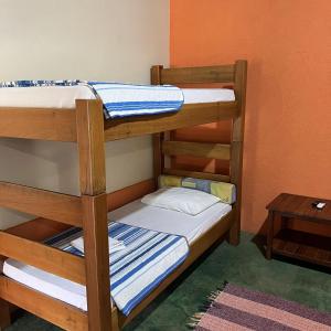 מיטה או מיטות קומותיים בחדר ב-Pousada Recanto Janbor