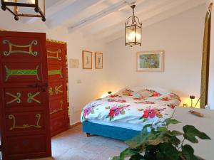una camera con letto e cassettiera di Private House in the Heart of Nature, Sea View a Moclinejo