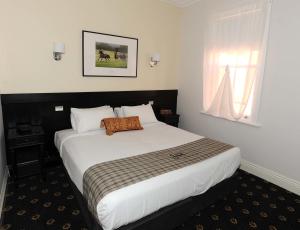 Кровать или кровати в номере The Yarrawonga Hotel