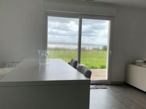 Postel nebo postele na pokoji v ubytování Maison en bord de mer