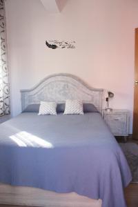 1 dormitorio con 1 cama grande con manta azul en Piso Cernadas, en Redondela
