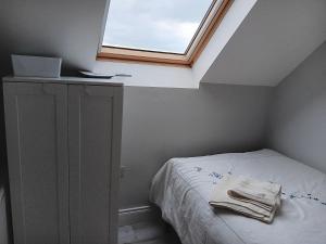 ein Schlafzimmer mit einem Bett und einem Fenster darüber in der Unterkunft Duplex/2 Bedrooms on Kildare/Carlow/Laois Border in Carlow