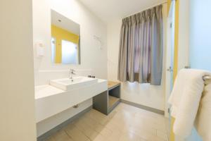 Go Hotels Lanang - Davao的一间浴室