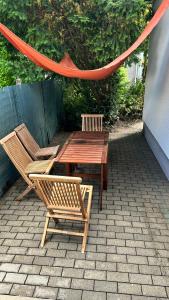 una mesa de madera y sillas en un patio en Cloud9, en Dreieich
