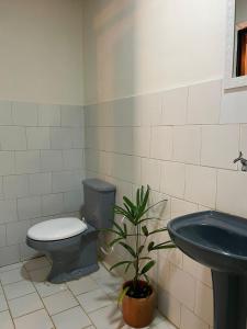 Casas Goiás - Suítes Beira Rio - Centro Histórico في غوياس: حمام مع مرحاض ومغسلة