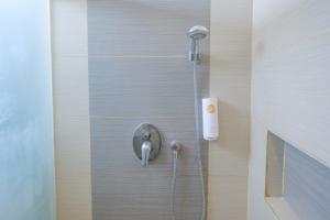 Go Hotels Lanang - Davao的一间浴室