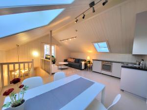 eine Küche und ein Wohnzimmer mit einem Tisch und einem Sofa in der Unterkunft Mercury House, Cathedral View ! Free Parking ! in Trondheim