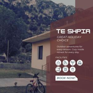 una señal para una casa con una bicicleta delante de ella en TE SHPIA en Baks-Rrjoll