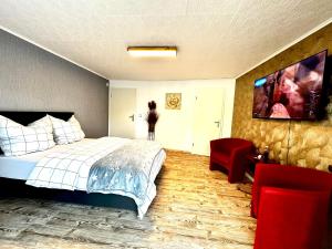 金策爾紹的住宿－DreamHouse Apartments，一间卧室配有一张床和一张红色椅子