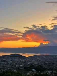 una vista de una ciudad con la puesta de sol en el fondo en Villa & Apartments Cityview Ohrid, en Ohrid