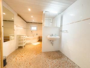 y baño con lavabo, bañera y aseo. en Privatzimmer mit eigenem Eingang und Terasse, en Sarstedt