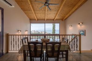 アリカナスにあるELIA VILLA 2のダイニングルーム(テーブル、椅子、天井ファン付)