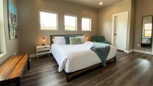 Timber & Tin F 2Bed 2Bath w Pool & Rooftop Deck客房内的一张或多张床位