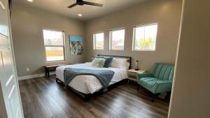 Timber & Tin F 2Bed 2Bath w Pool & Rooftop Deck客房内的一张或多张床位