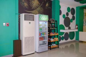 un negozio di alimentari con frigorifero in camera di Go Hotels Lanang - Davao a Davao