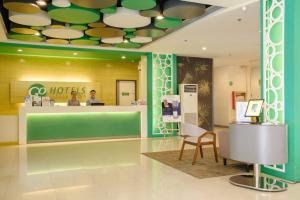 Go Hotels Lanang - Davao في مدينة دافاو: لوبي فندق فيه مكتب استقبال