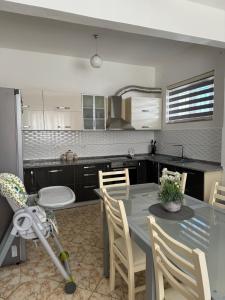 cocina con mesa, sillas y cámara en Villa Mondi, en Golem