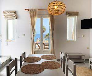 TV a/nebo společenská místnost v ubytování Agnadi Syros Beachfront Studios & Rooms