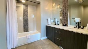 Timber & Tin F 2Bed 2Bath w Pool & Rooftop Deck的一间浴室