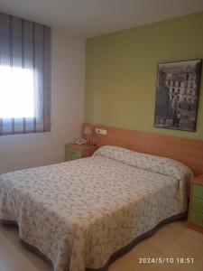 um quarto com uma cama e uma janela em Hotel Restaurante Caracho em Corella