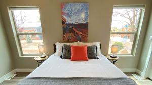 Timber & Tin F 2Bed 2Bath w Pool & Rooftop Deck客房内的一张或多张床位