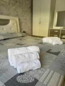 un grupo de toallas sentadas encima de una cama en Villa Mondi, en Golem