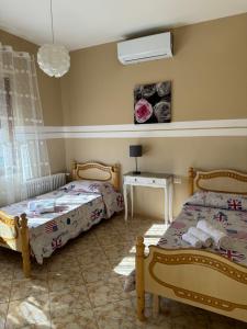 Un dormitorio con dos camas y una ventana. en Villa Mondi, en Golem 40 fotos más