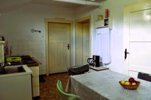 eine Küche mit einem Tisch und einer Obstschale darauf in der Unterkunft Historische Ferienwohnung für bis 5 Personen in Spremberg