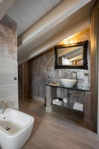 W łazience znajduje się umywalka i lustro. w obiekcie Agriturismo Treterre w mieście Pianello Del Lario