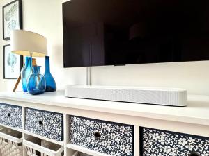 A television and/or entertainment centre at Studio Sant'Antonio